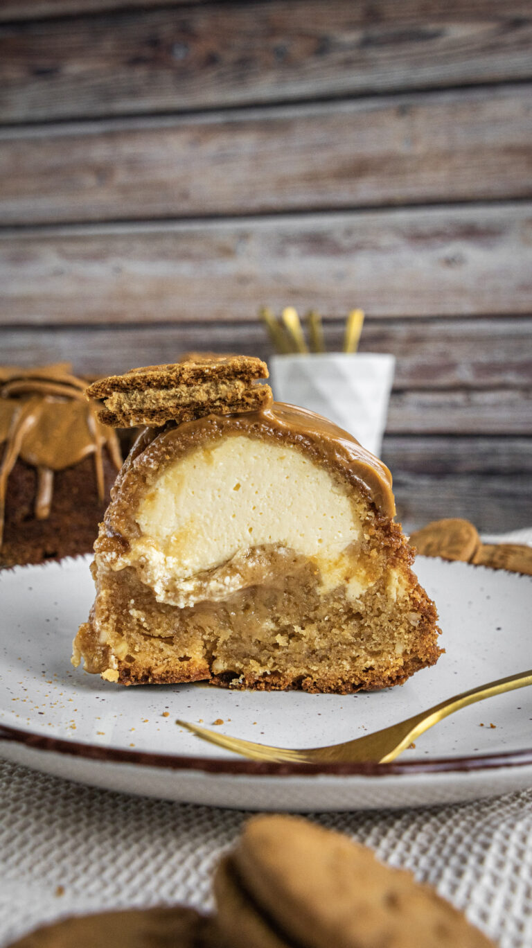 Biscoff Gugelhupf mit Cheesecake Füllung - Pia backt Biscoff Gugelhupf mit Cheesecake Füllung - Pia backt